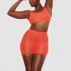 CT1190a SKIMS JELLY SHEER SHORT IN POPPY